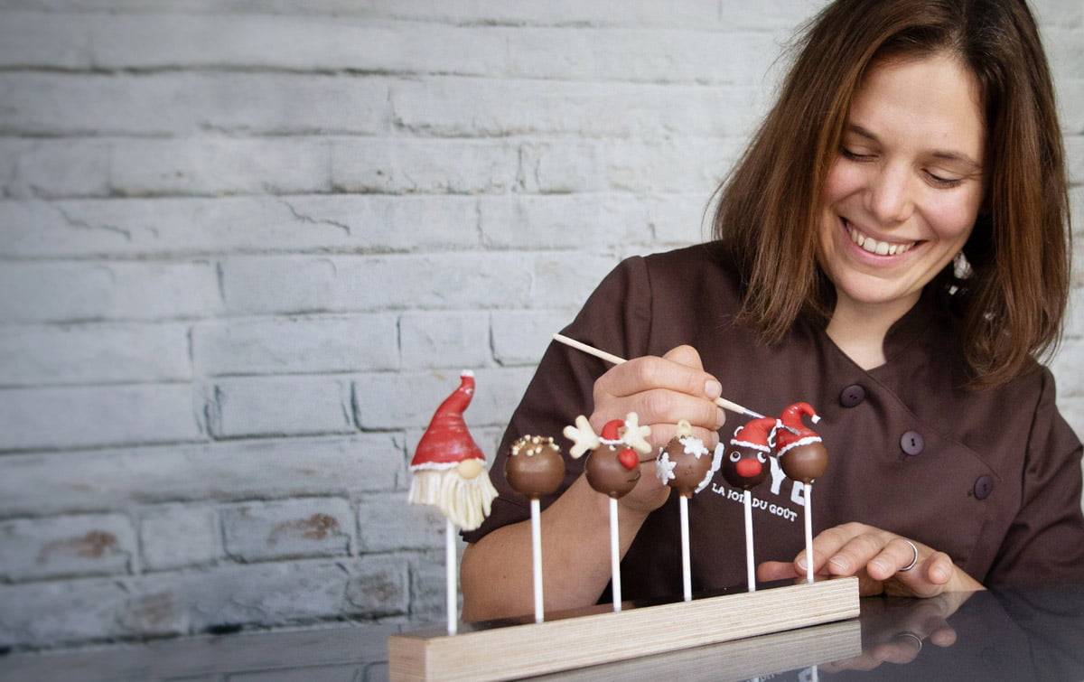 Portrait Ariane Joye beim Verzieren der Schokoladen Lollipops